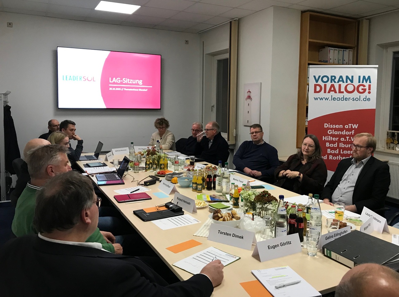 Die Mitglieder der Lokalen Aktionsgruppe sitzen einem Tisch und besprechen neue Projekte.