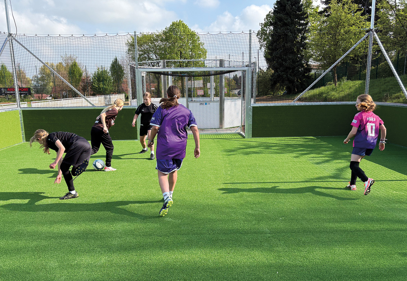 Fußballspielerinnen auf dem Soccercourt des TuS Borgloh