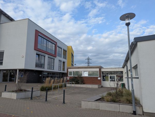 Image - Vorplatz Oberschule Borgloh 3