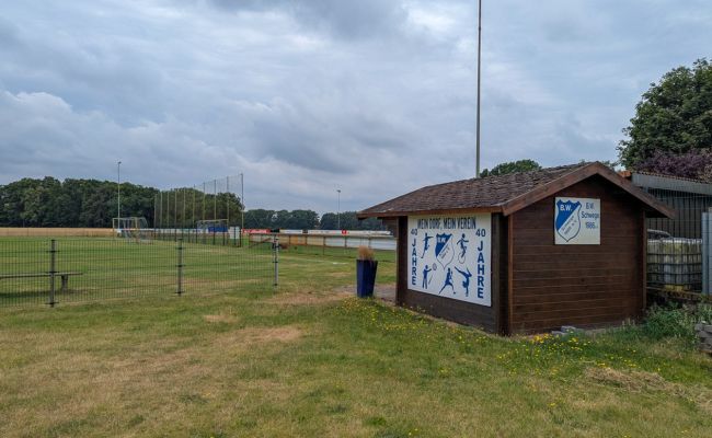 Image - Lagerhalle mit Wetterschutz für Blau Weiß Schwege